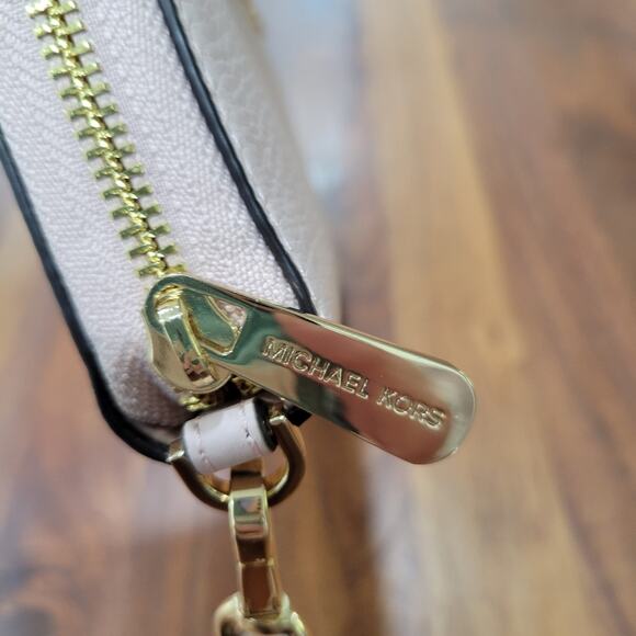 Michael Kors Jet Set Continental Wristlet in Pebbled Leather - Picture 7 of 12